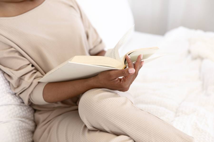 Woman reading Bible and reflecting on Proverbs 31 and faith-based wealth-building principles